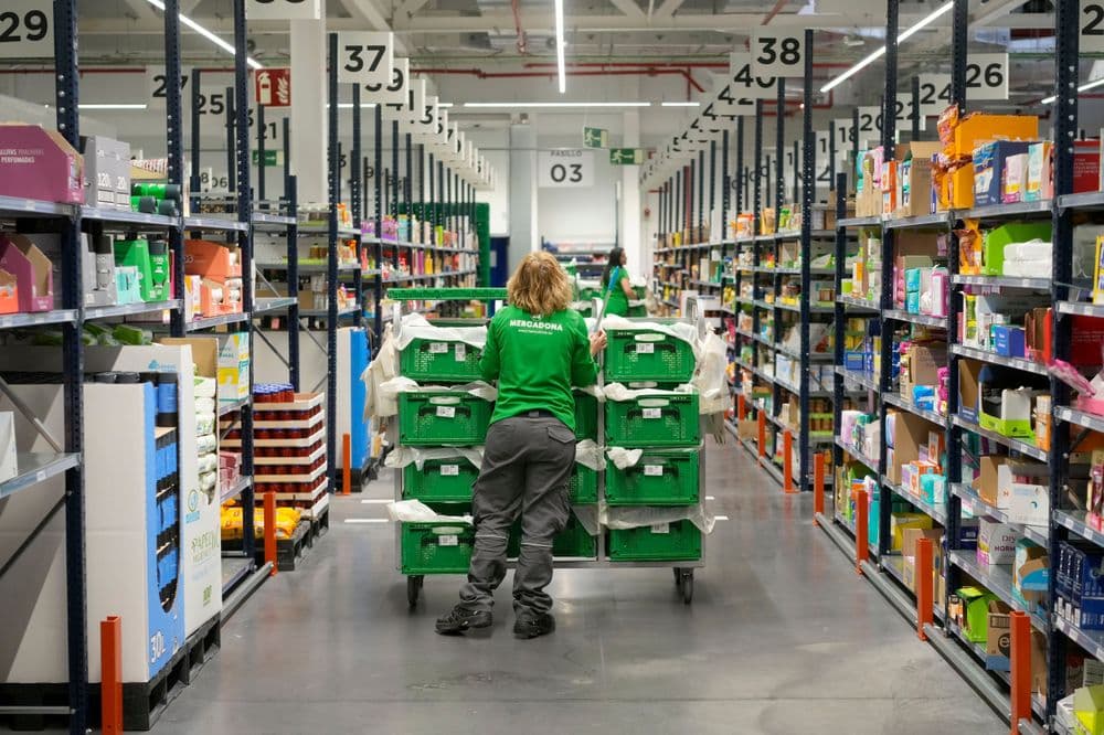 Empregada da Mercadona em Boadilla do Monte, contrária à redução da jornada laboral. Legenda da imagem. Reprodução: Javier García Ropero