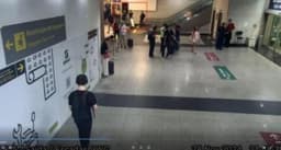 Policial flagrante com investigados e apreensão de dinheiro para análise. Reprodução: CNN Brasil