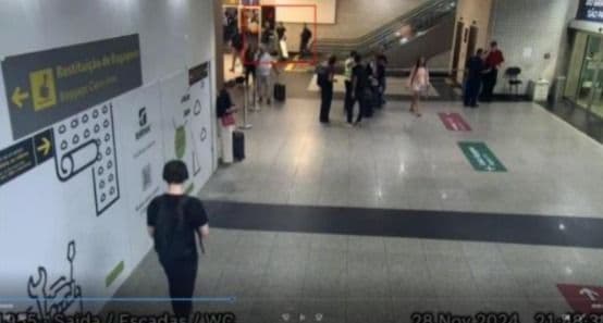 Policial flagrante com investigados e apreensão de dinheiro para análise. Reprodução: CNN Brasil