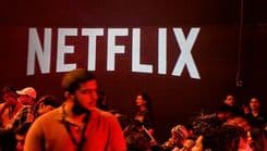 Ted Sarandos defende que a Netflix está revitalizando Hollywood em evento do Time100 Summit. Reprodução: IGN Brasil