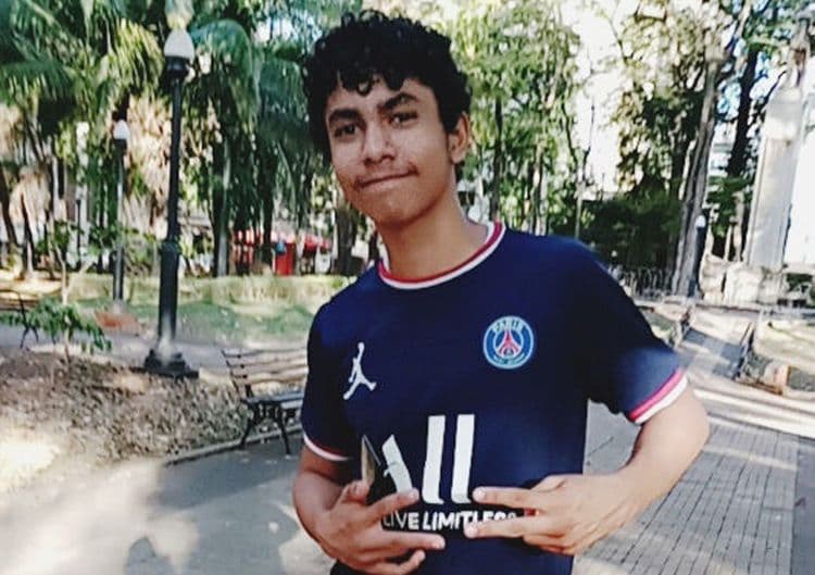 Familiares e amigos se despedem de Alex Gabriel Santos, encontrado morto em Pontal após desaparecimento. Reprodução: G1