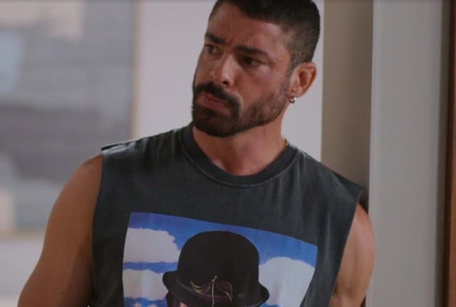 César (Cauã Reymond) em cena de 'Vale tudo' após descoberta sobre possível herança. Legenda da imagem. Reprodução: O Globo