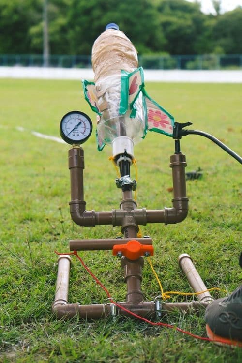 Estudantes lançam foguetes artesanais em competição de Astronomia em Igarassu. Reprodução: Folha de Pernambuco