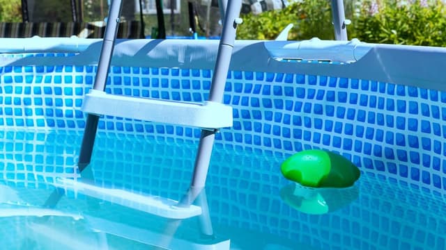 Escalera desmontável para piscinas da marca Intex, essencial para segurança familiar. Reprodução: EL PAÍS Escaparate