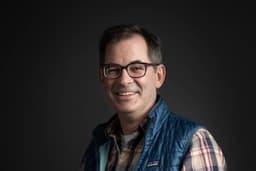 [CEO da CoreWeave em retrato, defende acordos de IA como cooperação]. Reprodução: Techcrunch