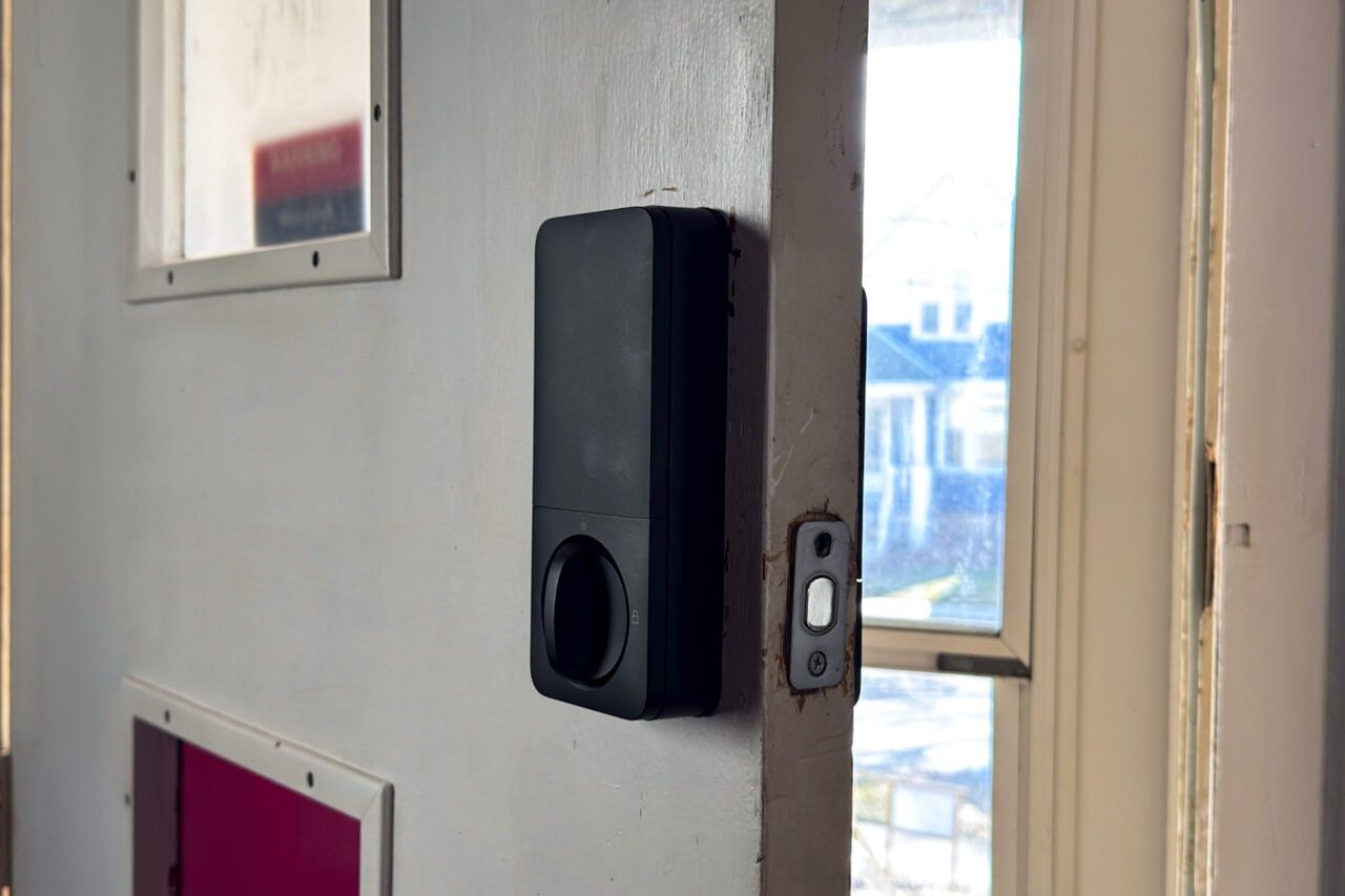 Fechadura inteligente Aqara U400 com desbloqueio sem as mãos. Reprodução: Gizmodo