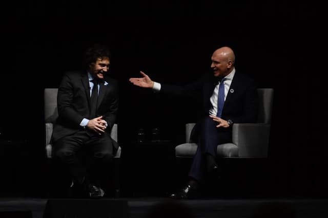 Milei e Espert aparecem juntos em Buenos Aires, em meio a controvérsias sobre financiamento de campanha. Legenda da imagem. Reprodução: Retorno do item 11