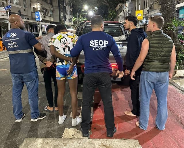Suspeitos de assalto a turistas em Copacabana são presos com pertences das vítimas. Reprodução: Globo