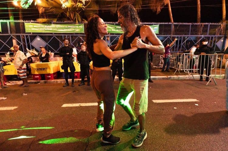 Casal Nice e Wellington celebram a cultura do forró na festa São João Massayó em Maceió. Legenda da imagem. Reprodução: Assessoria