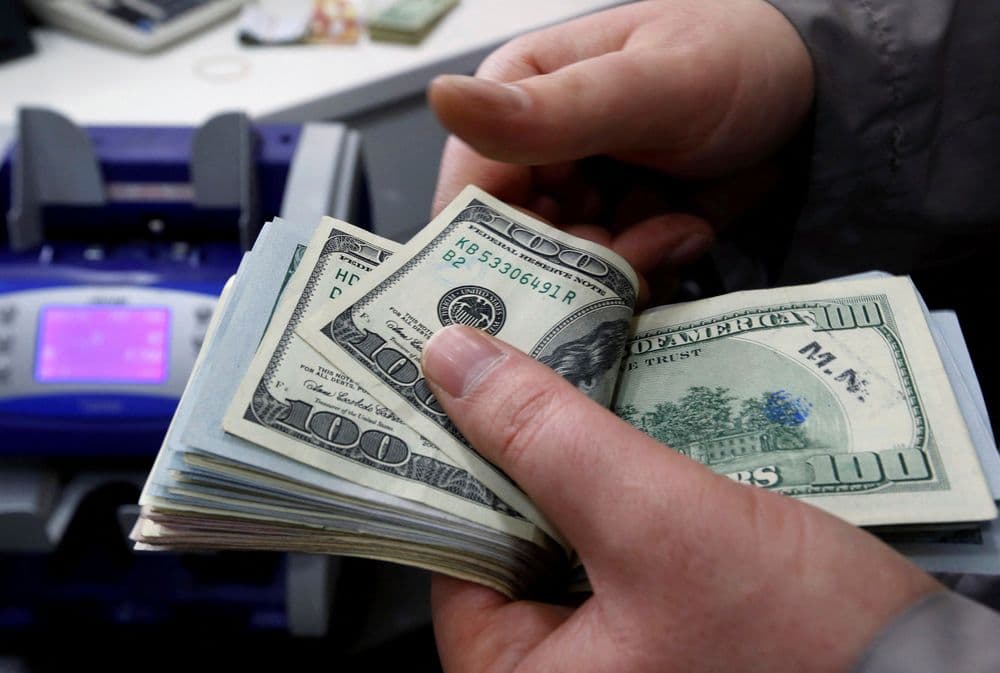 Dólar em baixa a R$ 5,75 e Ibovespa recua