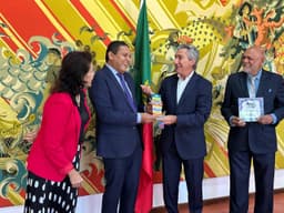 Júlio Cezar apresenta o projeto Alagoas Portugal em Cena na Embaixada de Portugal em Brasília. Reprodução: Assessoria