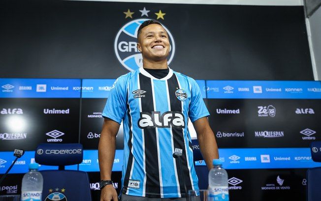 Marlon, lateral do Grêmio, recebe atendimento após lesão grave.. Reprodução: Esporte