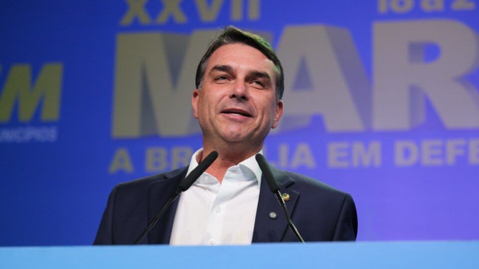 Novo marqueteiro e transparência: como Flávio quer se recuperar