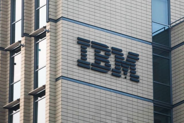 IBM enfrenta cancelamento de contratos federais devido a cortes relacionados ao DOGE. Reprodução: TechCrunch