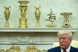 Ornamentos dourados na Sala Oval durante reunião entre Donald Trump e Benjamin Netanyahu. Reprodução: Business Insider