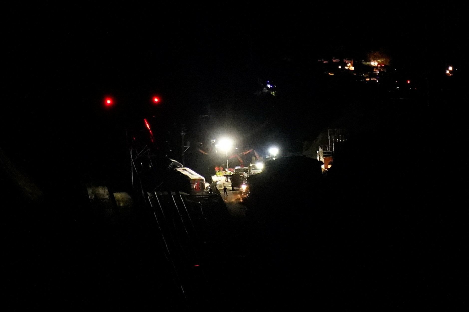 Resgate e identificação de vítimas prosseguem durante a noite em Adamuz, Córdoba.. Reprodução: Elpais