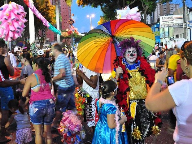 [Crianças participam de festas de carnaval em João Pessoa sob regulamentação da Justiça]. Reprodução: G1