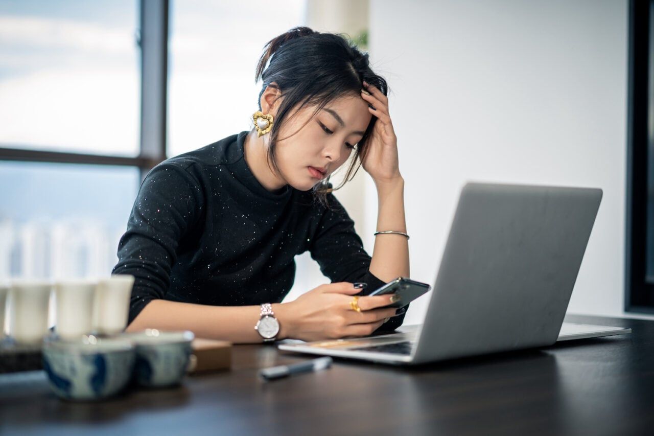 Funcionário estressado em ambiente de trabalho altamente guiado por IA. Reprodução: Gizmodo