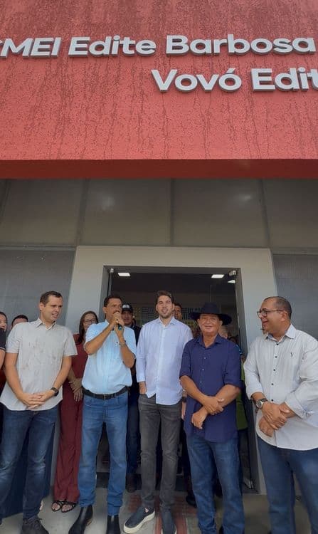 Prefeito Marlan Ferreira inaugura campo e creche em comemoração aos 143 anos de Limoeiro de Anadia. Reprodução: Assessoria