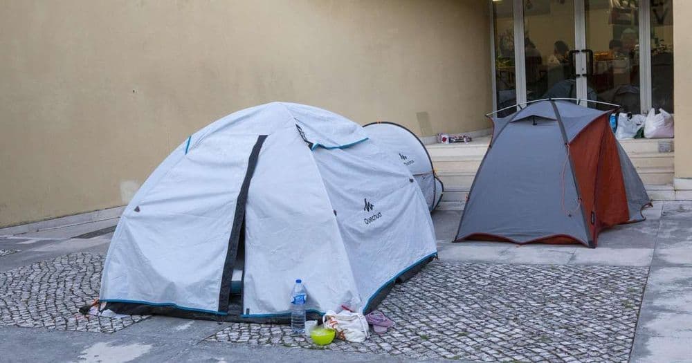 Brasileira é despejada e vive em barraca em Portugal