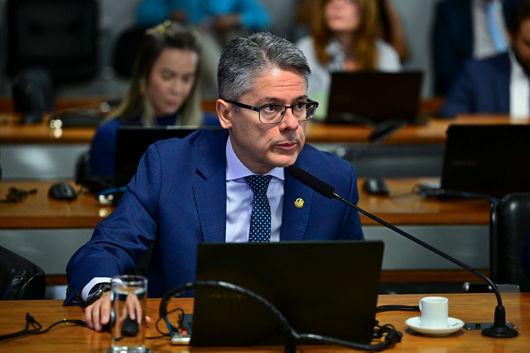 Senador Alessandro Vieira durante sessão da CPI do Crime Organizado no Senado.