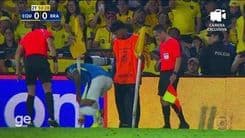Funcionário e jogador da Seleção consertam bandeira de escanteio durante partida entre Equador e Brasil. Reprodução: Globo