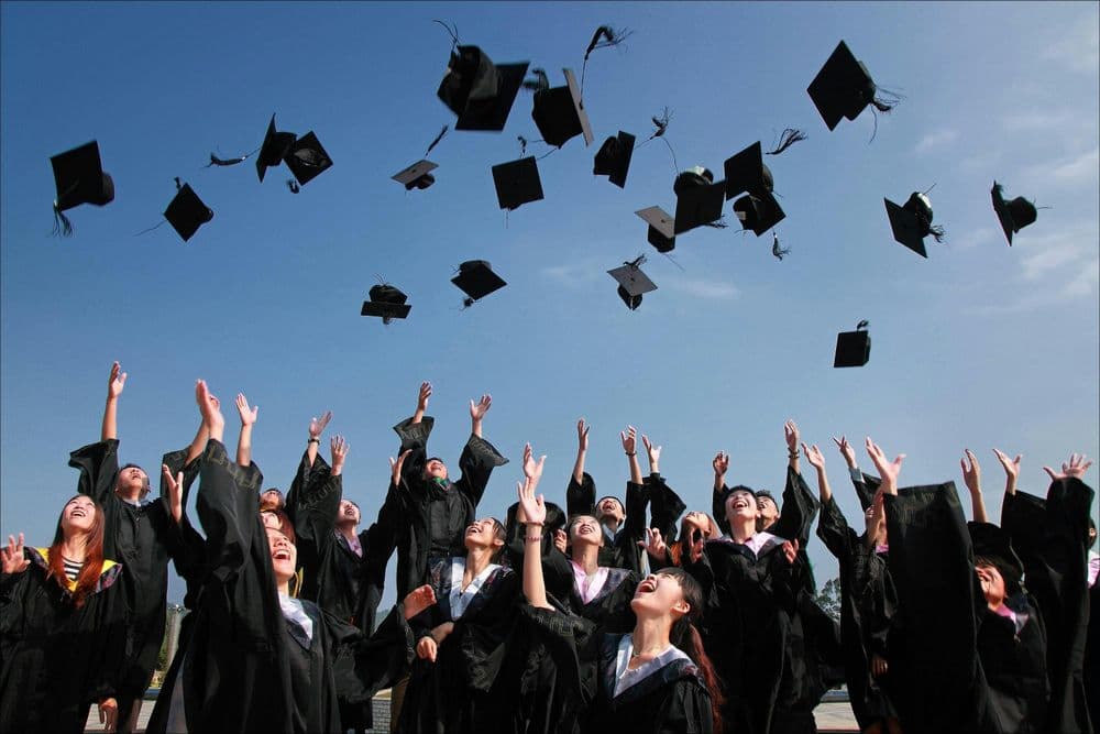 Formandos celebram a nova regulamentação de diplomas digitais, que será obrigatória a partir de julho de 2025. Reprodução: Globo