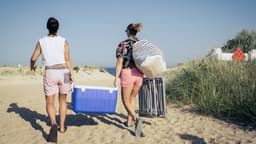 Carro para praia prático, ideal para transportar acessórios e aproveitar ao máximo as férias na praia. Reprodução: El País