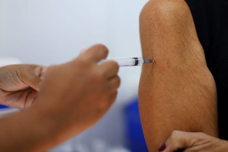 Brasil enfrenta surto de influenza com cobertura vacinal abaixo de 36% e aumento de casos e hospitalizações. Reprodução: Globo