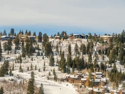Park City, Utah, destaca-se como o local mais caro do estado, com luxuosas mansões nas montanhas. Reprodução: Joey Hadden/Business Insider