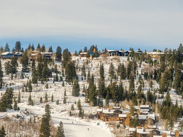 Park City, Utah, destaca-se como o local mais caro do estado, com luxuosas mansões nas montanhas. Reprodução: Joey Hadden/Business Insider