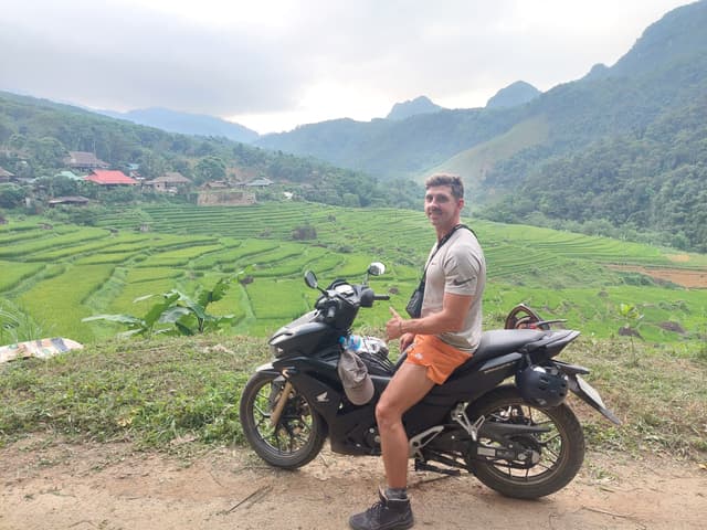 Homem pedalando pelo Vietnã, refletindo vida simples, custo de vida acessível e comunidade em Da Nang. Reprodução: Retorno do item 11