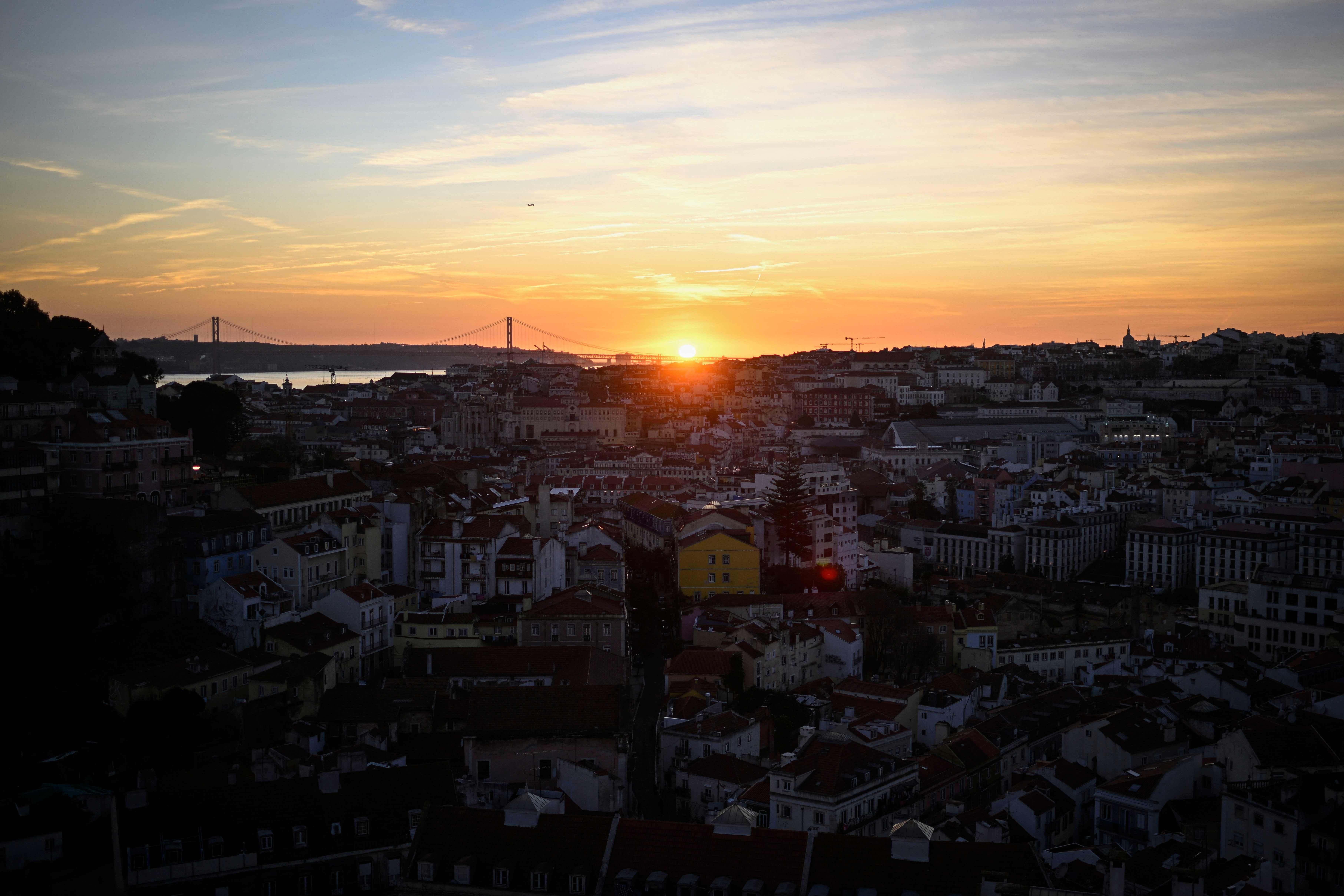 [Ponte 25 de Abril em Lisboa ao pôr do sol, ilustra o contexto do esquema de vistos gold]. Reprodução: Oglobo