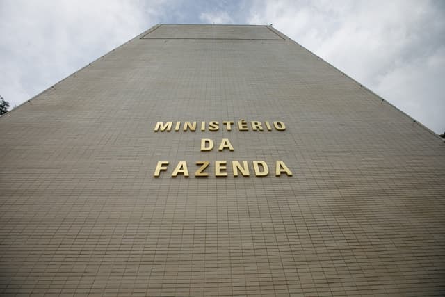Ministério da Fazenda em Brasília destaca preocupações sobre descontrole fiscal e atração de investimentos. Reprodução: Globo