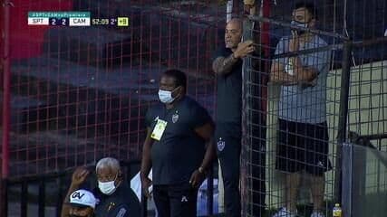 Sampaoli acompanha a partida na arquibancada da Ilha do Retiro após expulsão. Legenda da imagem. Reprodução: Retorno do item 11