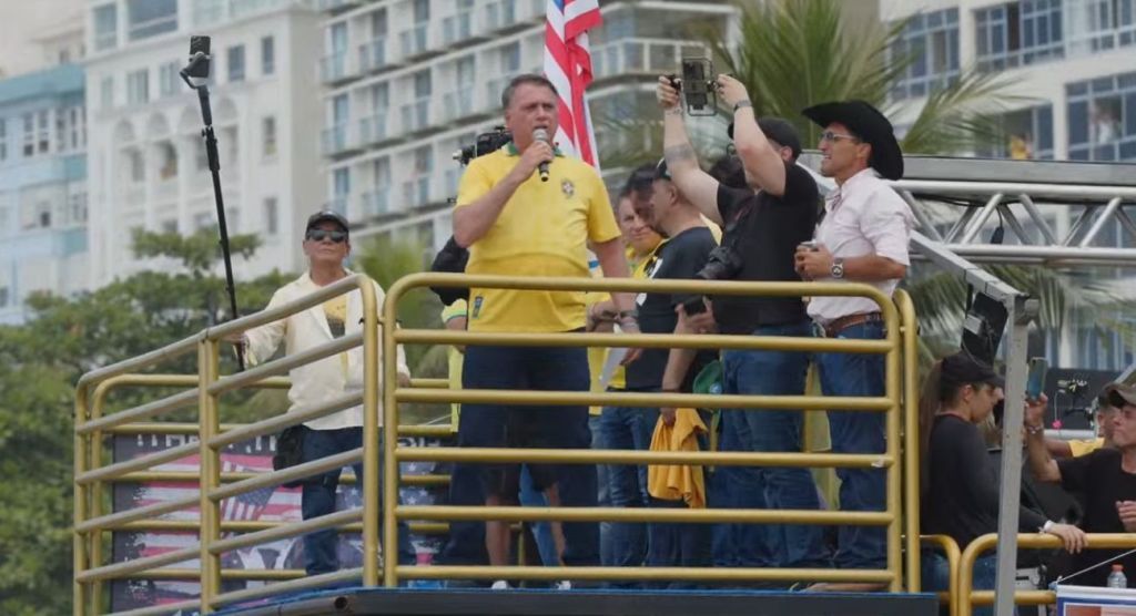 Bolsonaro comenta sobre acusação de golpe no país