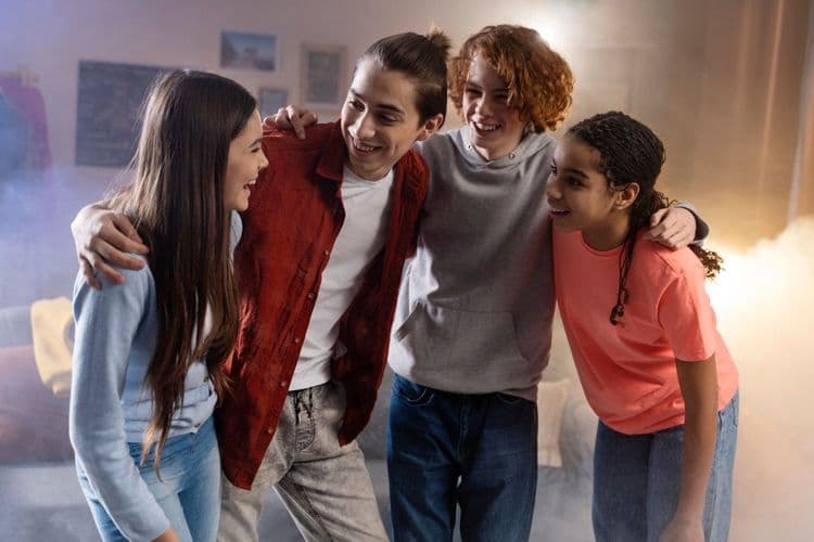 Especialista oferece dicas para pais sobre a influência de amizades na infância e adolescência. Reprodução: Rachael Murrihy