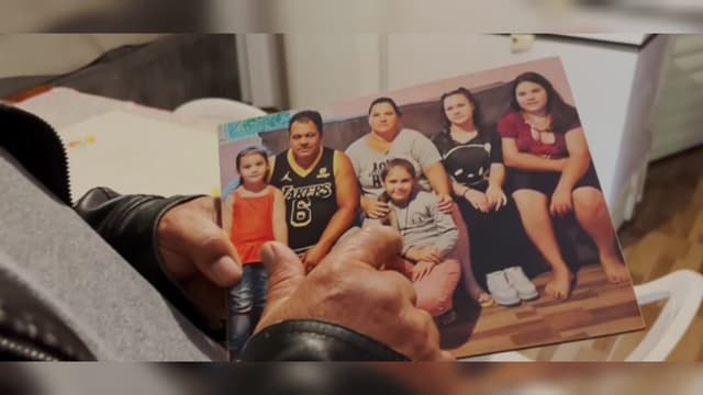 legenda da imagem. Pai mostra à imprensa a filha ferida após queda de trave solta em Ipumirim. Reprodução: Retorno do item 11