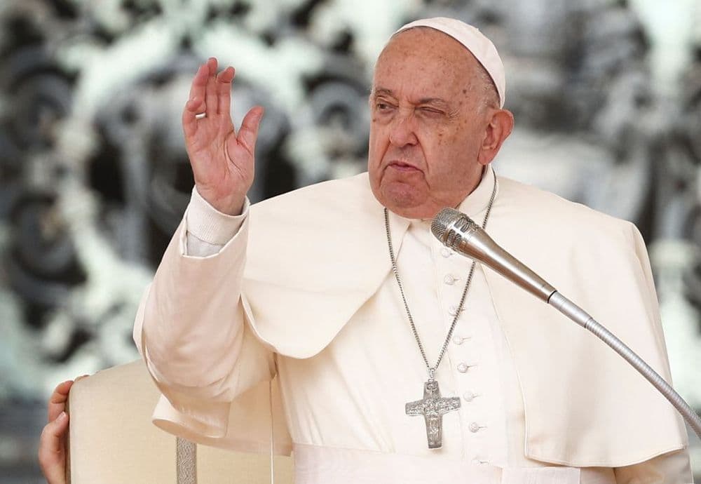 Papa Francisco tem noite tranquila durante tratamento hospitalar