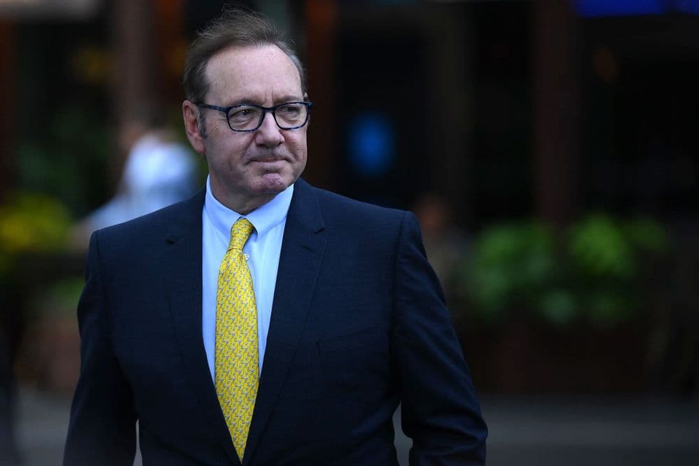 Kevin Spacey chega ao Festival de Cinema de Cannes para receber prêmio do Better World Fund. Reprodução: Globo