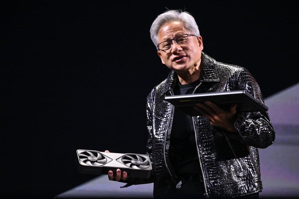Jensen Huang apresenta visão futurista da Nvidia, focando em robôs assistentes e transformação industrial. Reprodução: Gizmodo