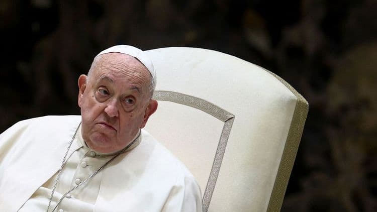 Papa Francisco recebe ventilação mecânica no hospital