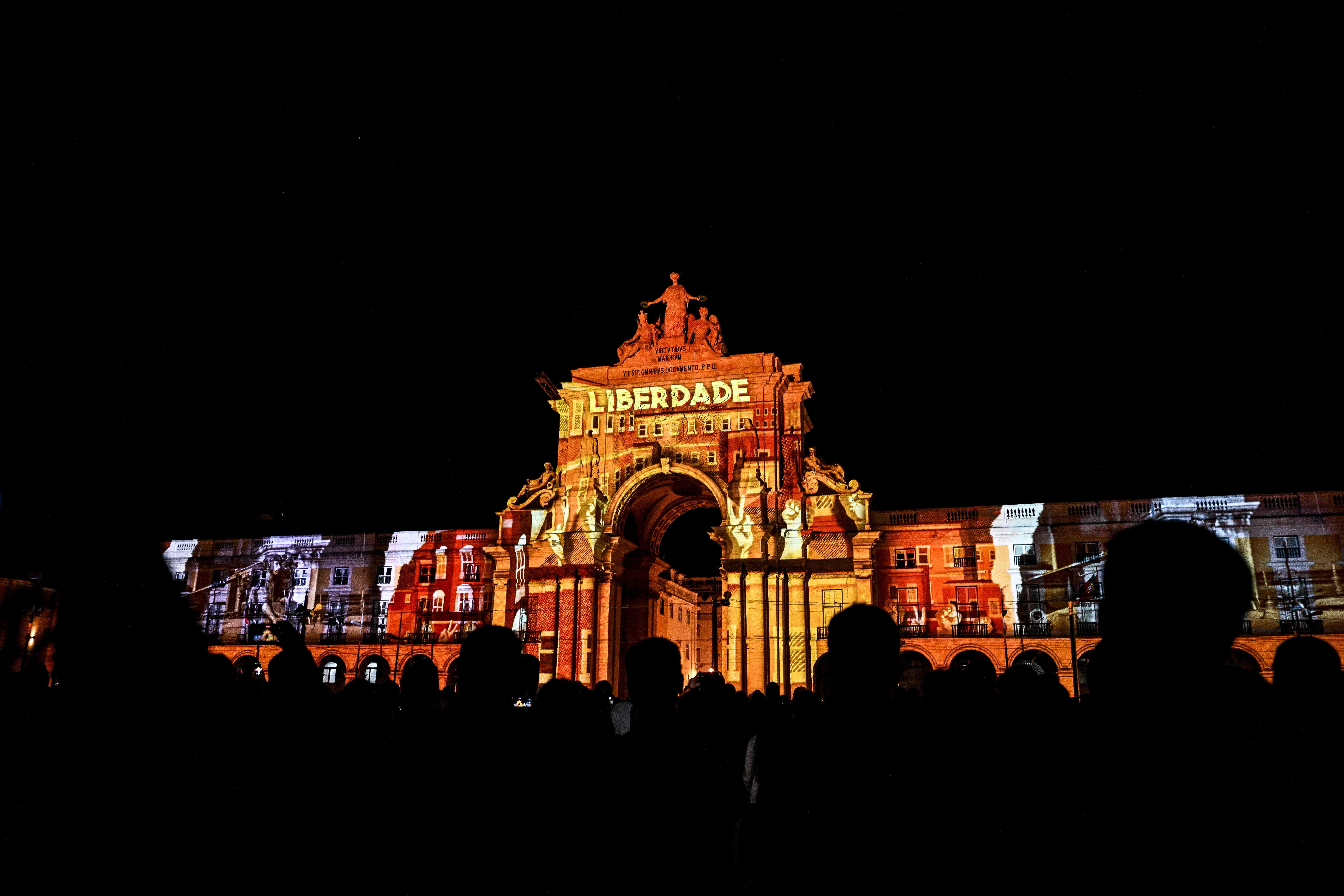 Cravos da Revolução em Portugal, em meio ao debate da ONU sobre reparação de crimes contra a humanidade.. Reprodução: Oglobo