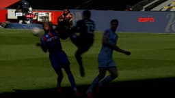 Goleiro do Millwall suspenso após brutal entrada em rival