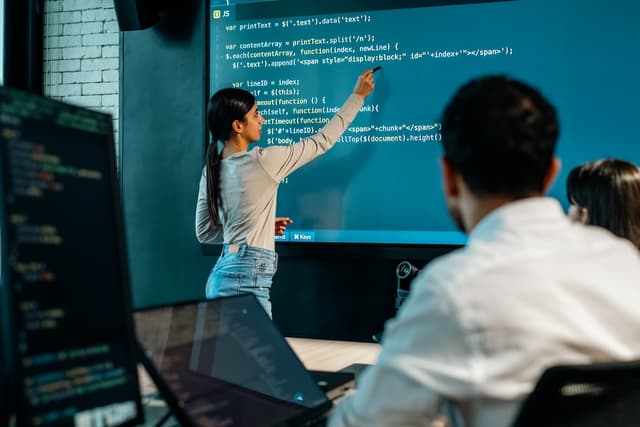 Reunião em escritório discute IA que transforma o futuro do trabalho.. Reprodução: Business Insider