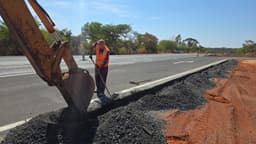 Estrada entre BR-135 e Pedra Preta dos Montes recebe o asfalto, com trevo em construção para melhorar mobilidade rural. Reprodução: Retorno do item 11