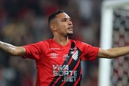 Luiz Fernando brilha e garante vitória do Athletico