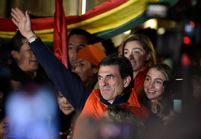 Rodrigo Paz Pereira, candidato à presidência da Bolívia, celebra resultados do primeiro turno das eleições. Reprodução: Globo