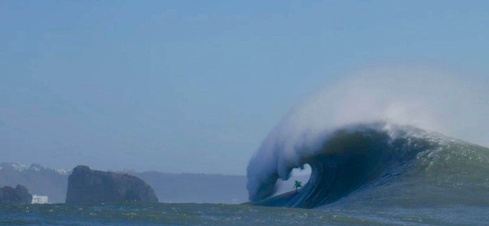 [Vini dos Santos surfa onda gigante em Nazaré, sem jet ski]. Reprodução: Ge