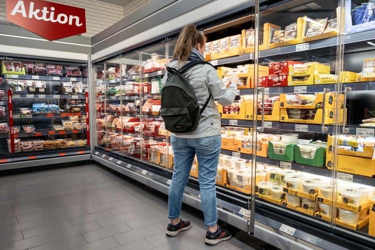 Consumidores europeus mostram resistência a marcas dos EUA, impulsionados por tarifas e sentimento anti-americano.; Reprodução: Business Insider